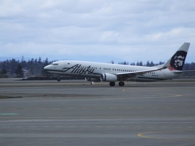 Boeing 737-700 (N585AS) - V1....rotate