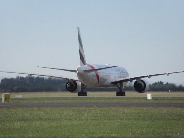 BOEING 777-300ER (A6-ECG) - This Emirates 777-300ER is taxiing to the International Terminal.