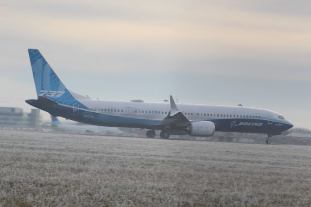 BOEING 737-10 (N27752) - A Boeing B737 MAX-10 taking off from Stansted Airport.br /br /Location: Belmer Road, Stansted.br /Date: 11.12.22 (dd/mm/yy).