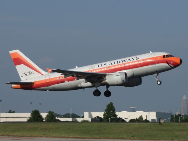 Airbus A319 (N742PS)