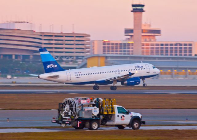 Airbus A320 (N521JB)