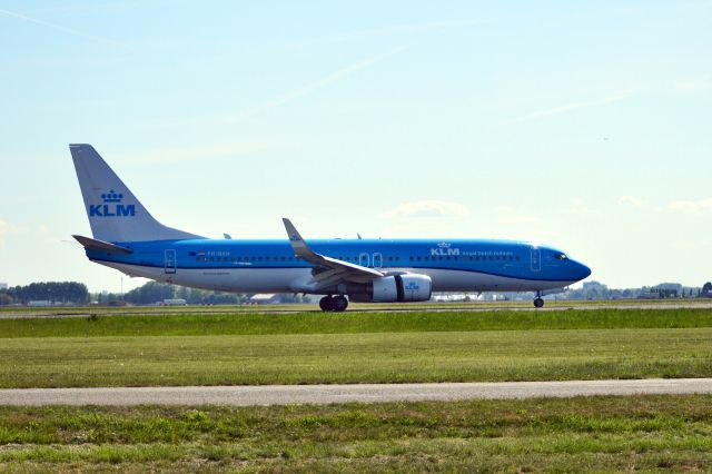 Boeing 737-800 (PH-BXN) - KLM Boeing 737-8K2 landing on Polderbaan runway AMS 10.02 (GMT) 09May25