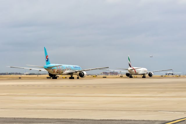 BOEING 777-300 —