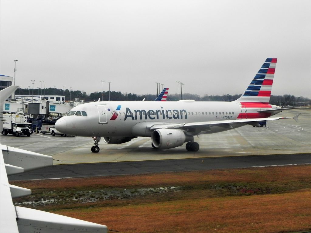 Airbus A319 (N700UW) - N700UW A319-112 off to Boston as AA1753