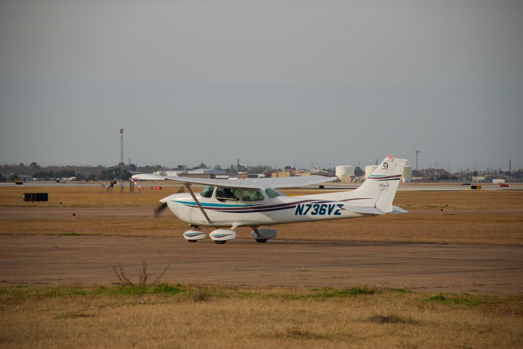 Cessna Skyhawk (N736VZ) - VZ doing run-up at KHOU ramp.