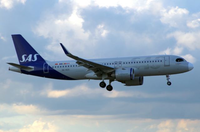 Airbus A320neo (SE-RZX) - On short finals for rwy 09L on 30-Apr-24 operating flight SAS4627 from ENZV.