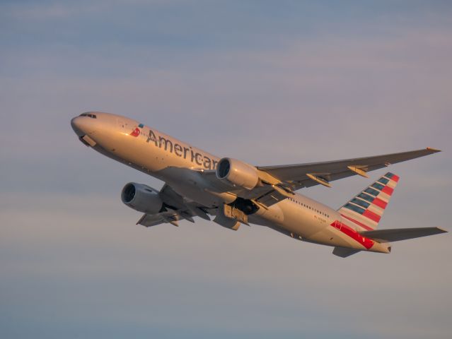 Boeing 777-200 (N762AN)