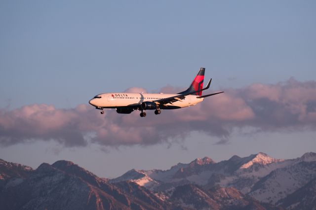 Boeing 737-700 — - Delta Air Lines Flight 1208 on a short final to KSLC from KPDX on 06 Dec 2014.