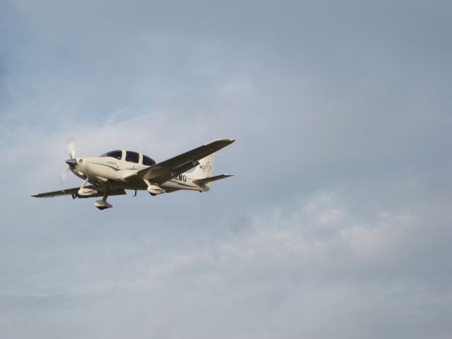 Cirrus SR-22 (N122MG)
