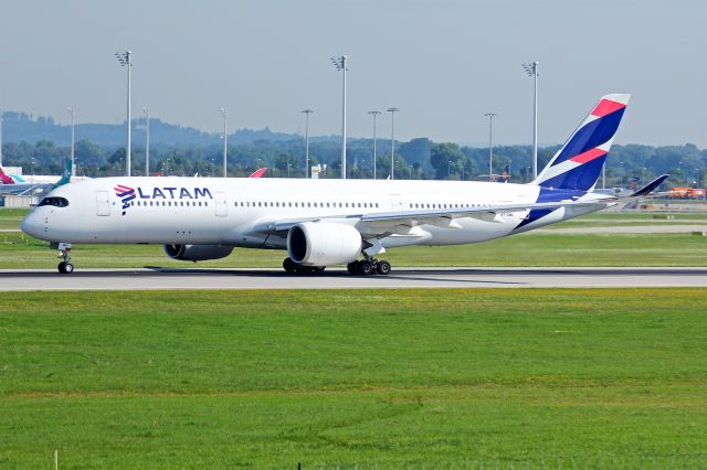 Airbus A350-900 (A7-AMA)