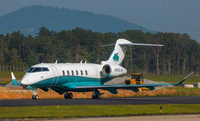 Bombardier Challenger 300 (N352JM)