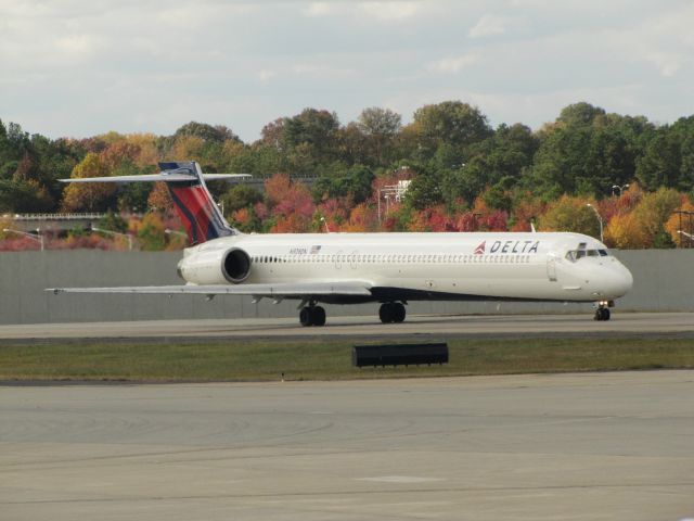 McDonnell Douglas MD-90 (N928DN)