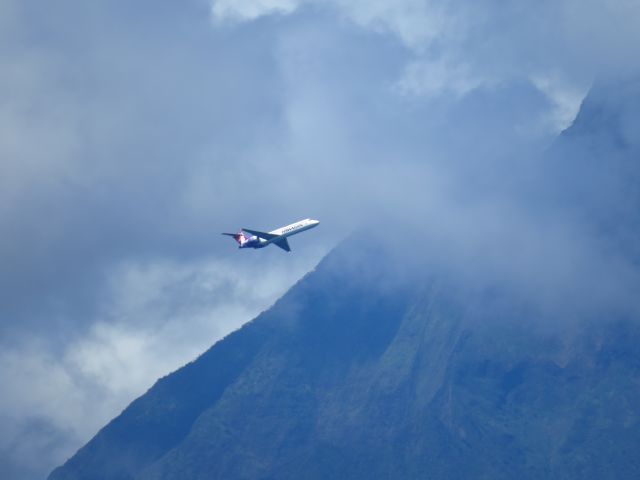 — — - Hawaiian Airlines departing Maui