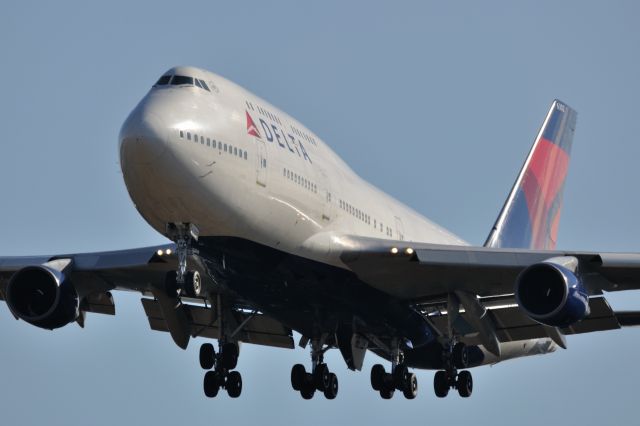 Boeing 747-400 (N662US) - 2012/12/24