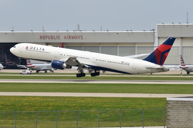 BOEING 767-400 (N827MH) - Departing 23-R on 08-11-23 with the Indianapolis Colt's onboard. Taking them to go play the Buffalo Bills Football team. Unfortunately for Colt's fans they lost.