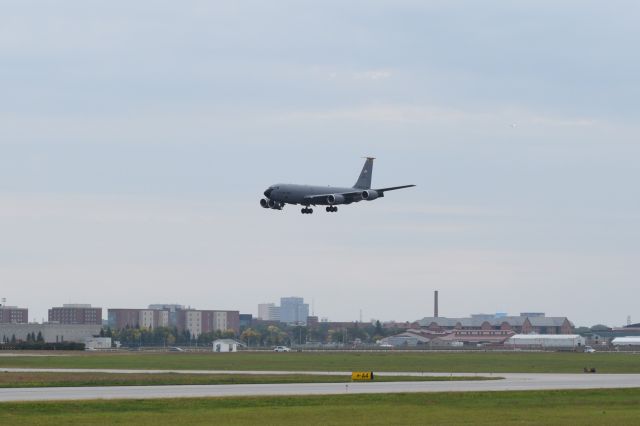 Boeing C-135FR Stratotanker (62-3554) - KC-135 62-3554 from the 185th ARW based out of Soiux City beating up the pattern at KFAR