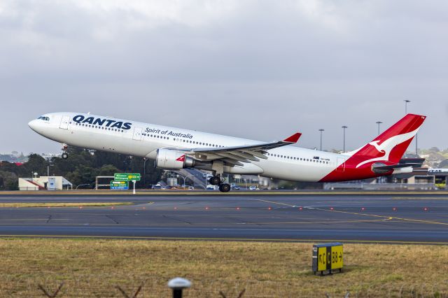 Airbus A330-300 (VH-QPB) - Qantas (VH-QPB) Airbus A330-303 departing Sydney Airport.