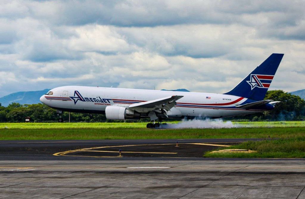 BOEING 767-300 (N743AX) - copyright: frank ruiz