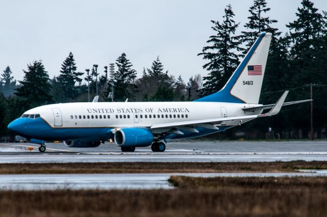 Boeing 737-700 (05-4613) - AVLON