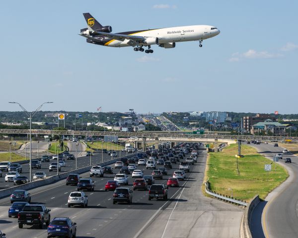 Boeing MD-11 (N257UP) - 13R approach over Highway 281