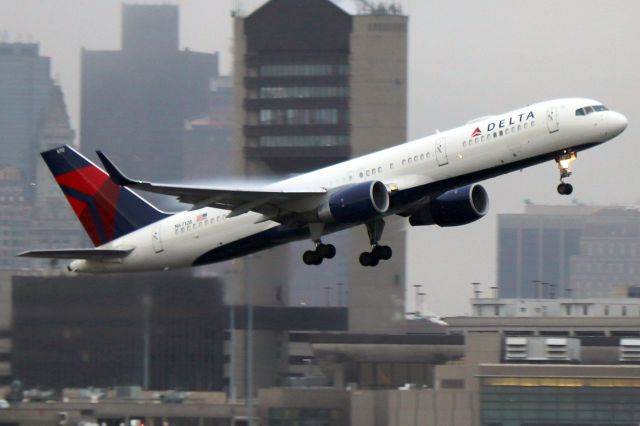 Boeing 757-200 (N6712B) - DL 2488 departing to San Francisco on 4R