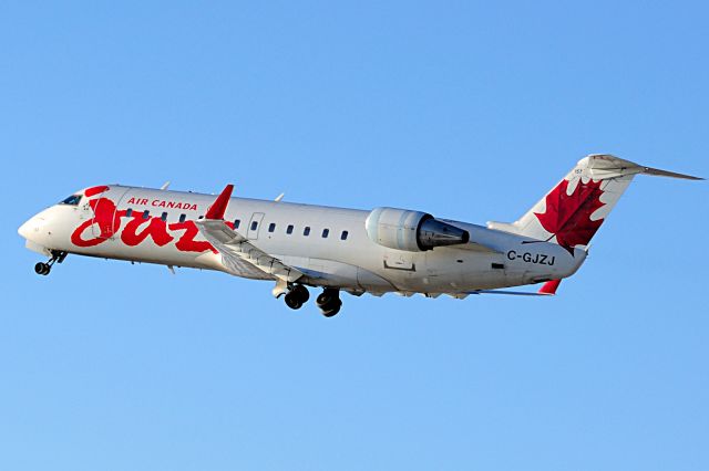 Canadair Regional Jet CRJ-200 (C-GJZJ)