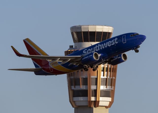 Boeing 737-700 (N7885A)