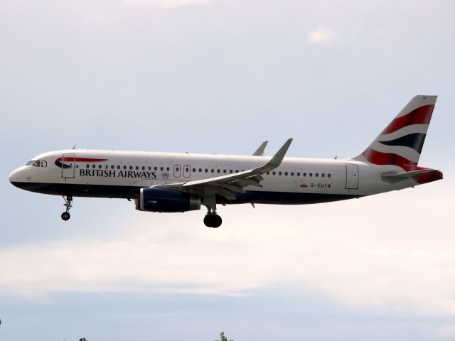 Airbus A320 (G-EUYM) - 21 mai 2015