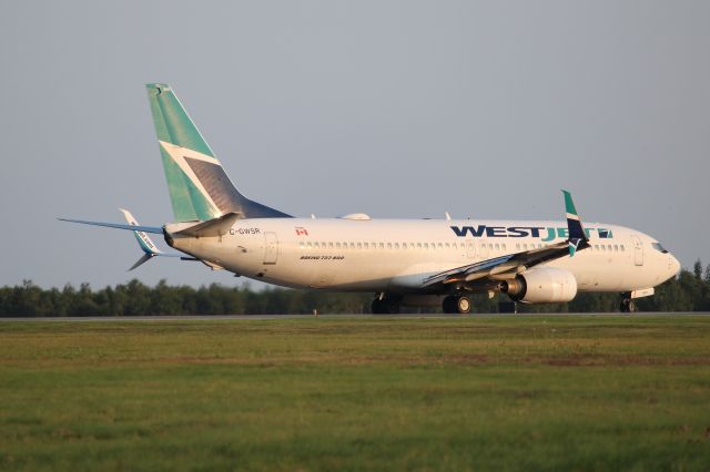 Boeing 737-800 (C-GWSR)
