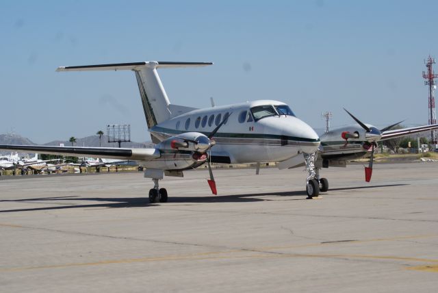Beechcraft Super King Air 200 (XB-JYE) - HERMOSILLO AIRPORT