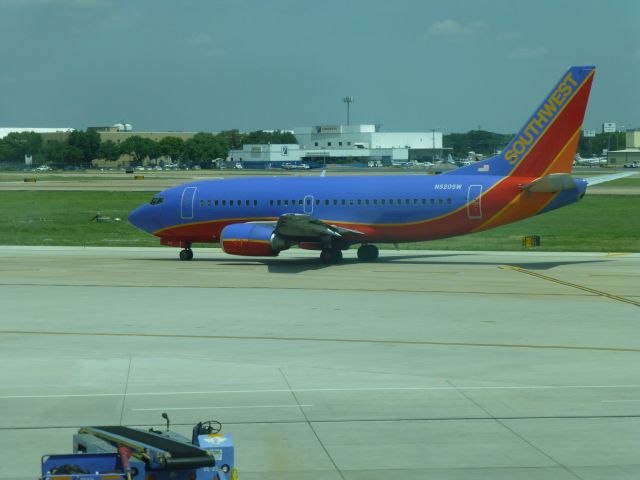 BOEING 737-300 (N520SW)