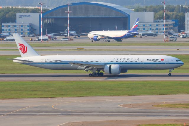 BOEING 777-300ER (B-7869)