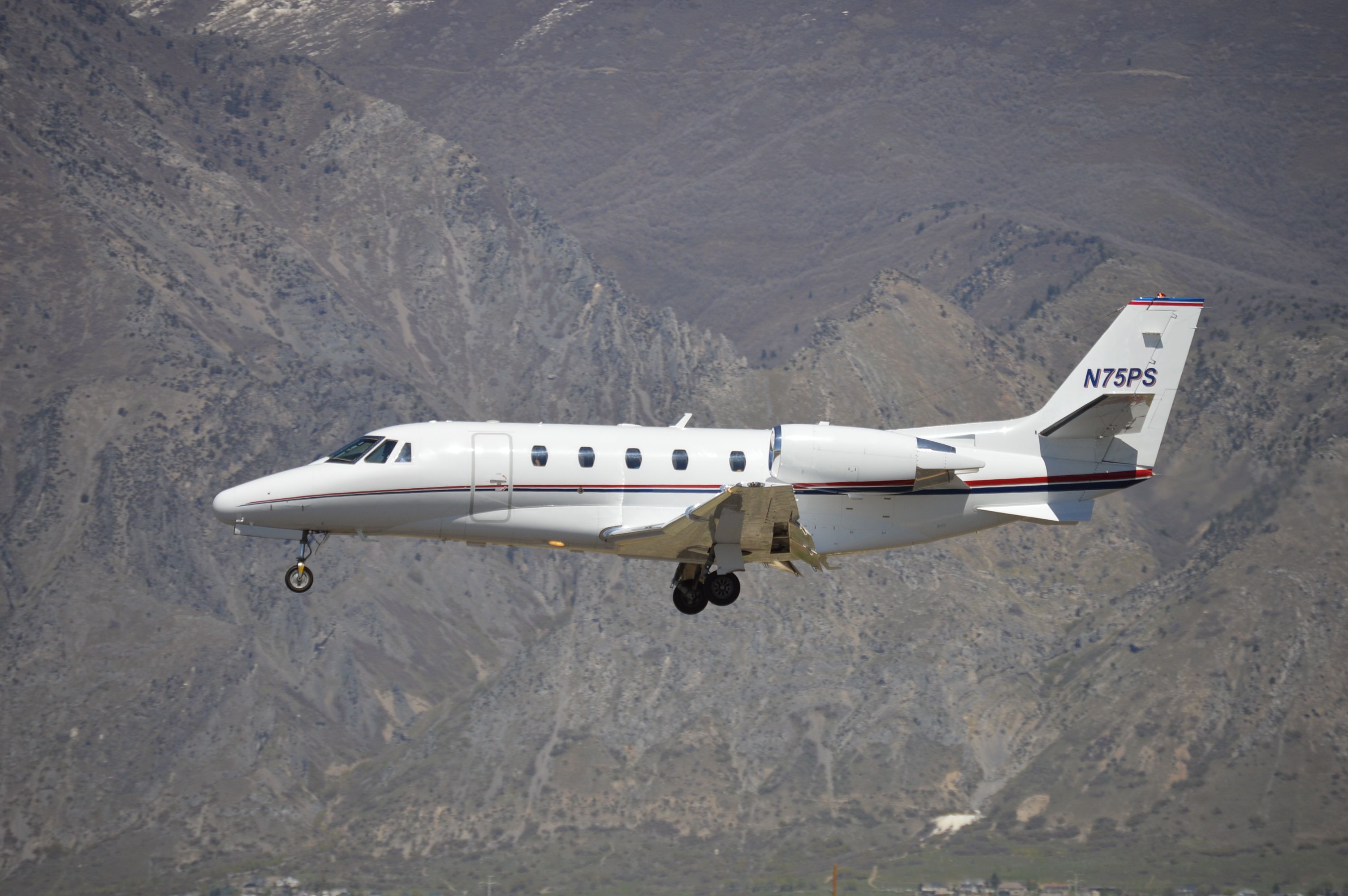 Cessna Citation Excel/XLS (N75PS) - On short final for 30.