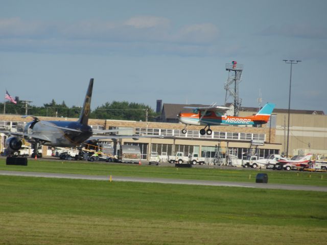 Cessna Commuter (N60962) - Cessna 150 landing in Fargo after a training flight. Very Nice paint scheme if you ask me