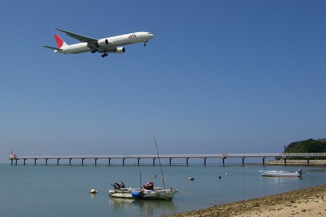 BOEING 777-300 (JA751J) - RWY36 @OKA