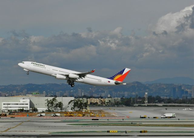 Airbus A340-300 (RP-C3435)