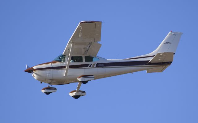 Cessna Skylane (N97855) - Runway 20R arrival @KDPA.