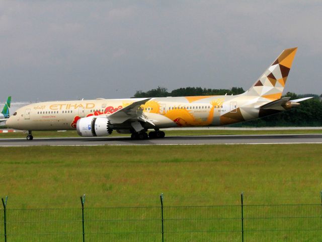 Boeing 787-9 Dreamliner (A6-BLF) - From int'l Abou Dabi UAE. OMAA.