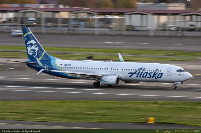 Boeing 737-900 (N306AS) - 7th November, 2023: Accelerating down runway 28L at PDX for takeoff. 