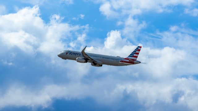 Airbus A321neo (N932AM) - American Airlines A321 neo taking off from PHX on 8/20/22. Taken with a Canon 850D and Rokinon 135mm f/2 manual focus lens.