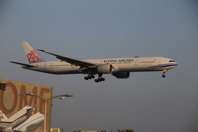 BOEING 777-300ER (B-18006)