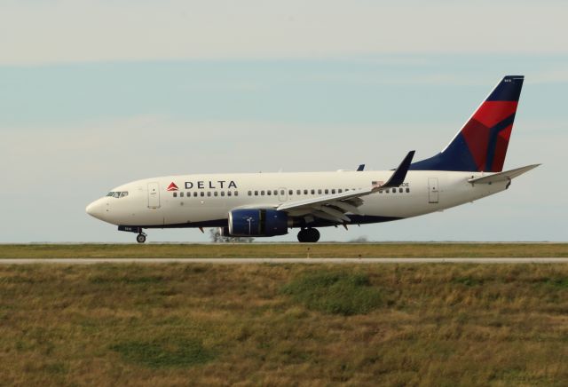 Boeing 737-700 (N310DE) - Delta 1473 from KATL Atlanta Hartsfield International rolling out on runway 22. A rarity for Lexington, Delta doesnt fly very many -700s into Lexington.