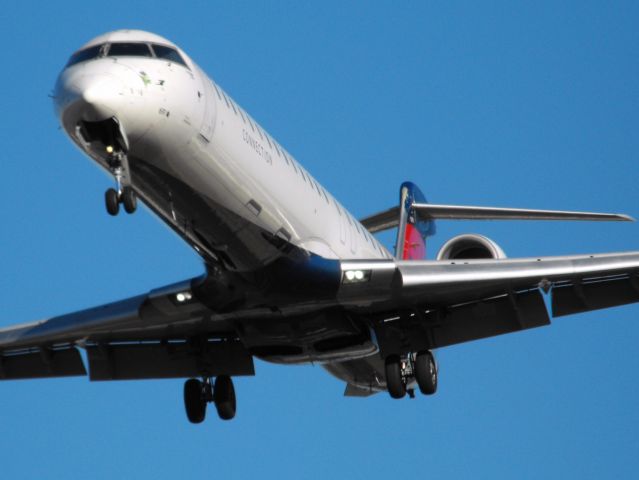 Canadair Regional Jet CRJ-900 (N691CA) - CRJ-900 on short final for RWY 27