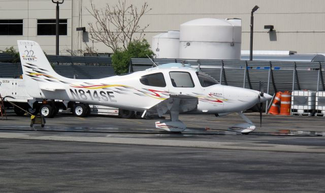 Cirrus SR-22 (N814SE) - Nice paint job.