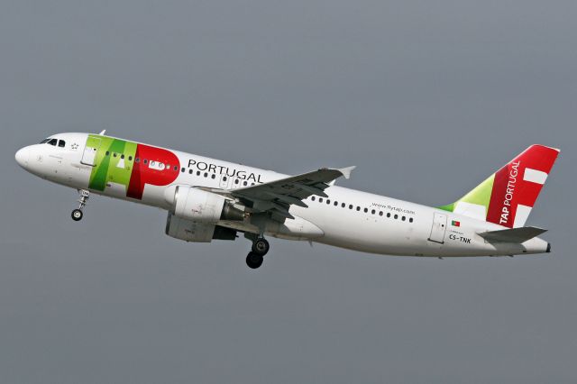 Airbus A320 (CS-TNK)