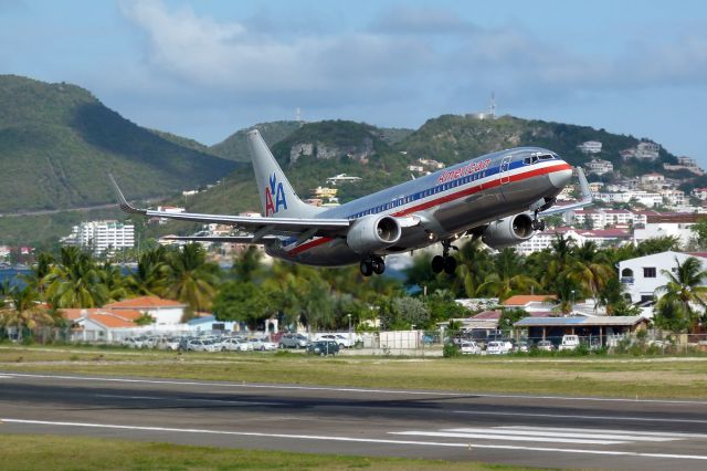 Boeing 737-800 (N904AN)