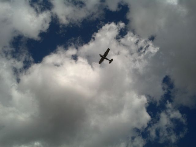 — — - NICE DAY TO WORK THE PATTERN AT FULLERTON MUNICIPAL AIRPORT