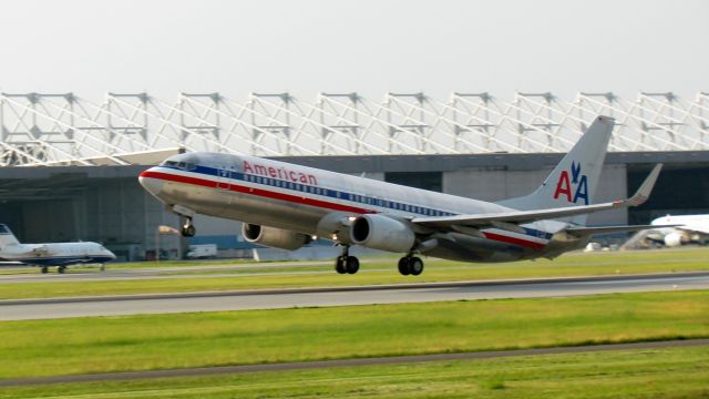 Boeing 737-800 (N904AN)