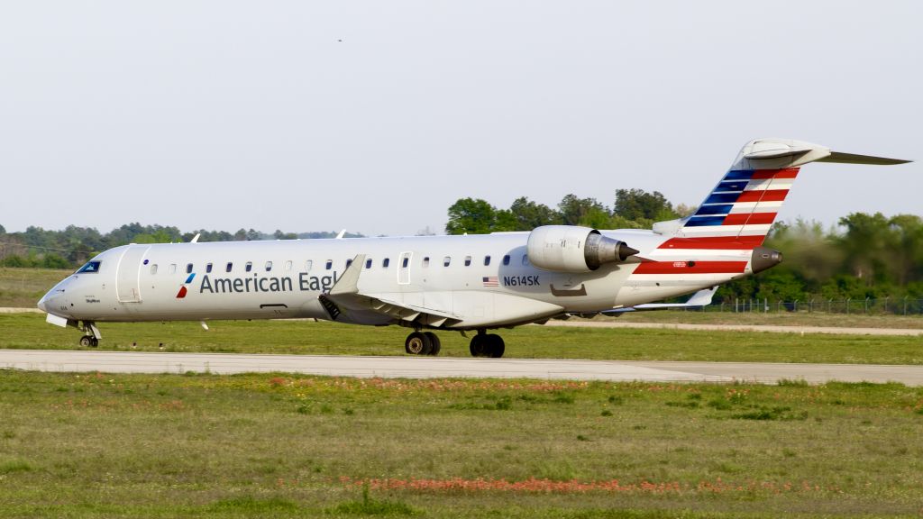 Canadair Regional Jet CRJ-700 (N614SK) - This CRJ-700 is shown taxing to runway 22 for a departure to DFW.