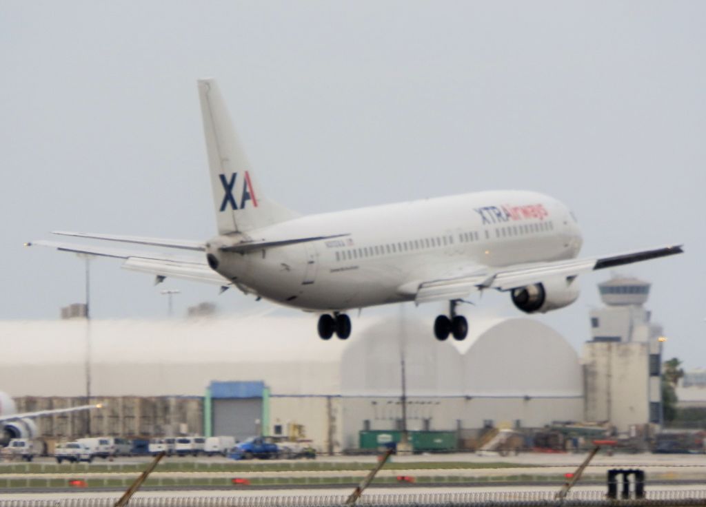 BOEING 737-400 (N313XA)